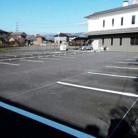 伊賀市　施設内駐車場　ライン引き工事