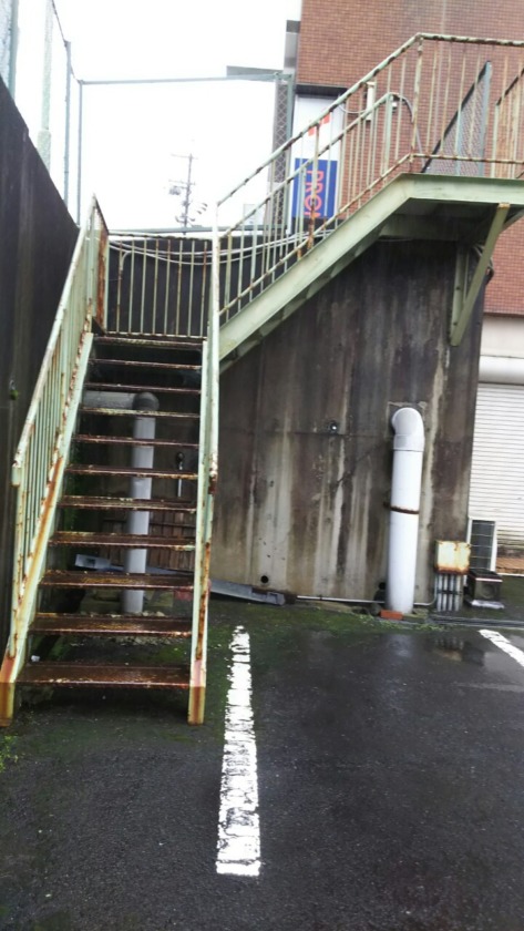 名張市商業ビル　鉄部／看板枠・階段・外灯ポール塗装工事